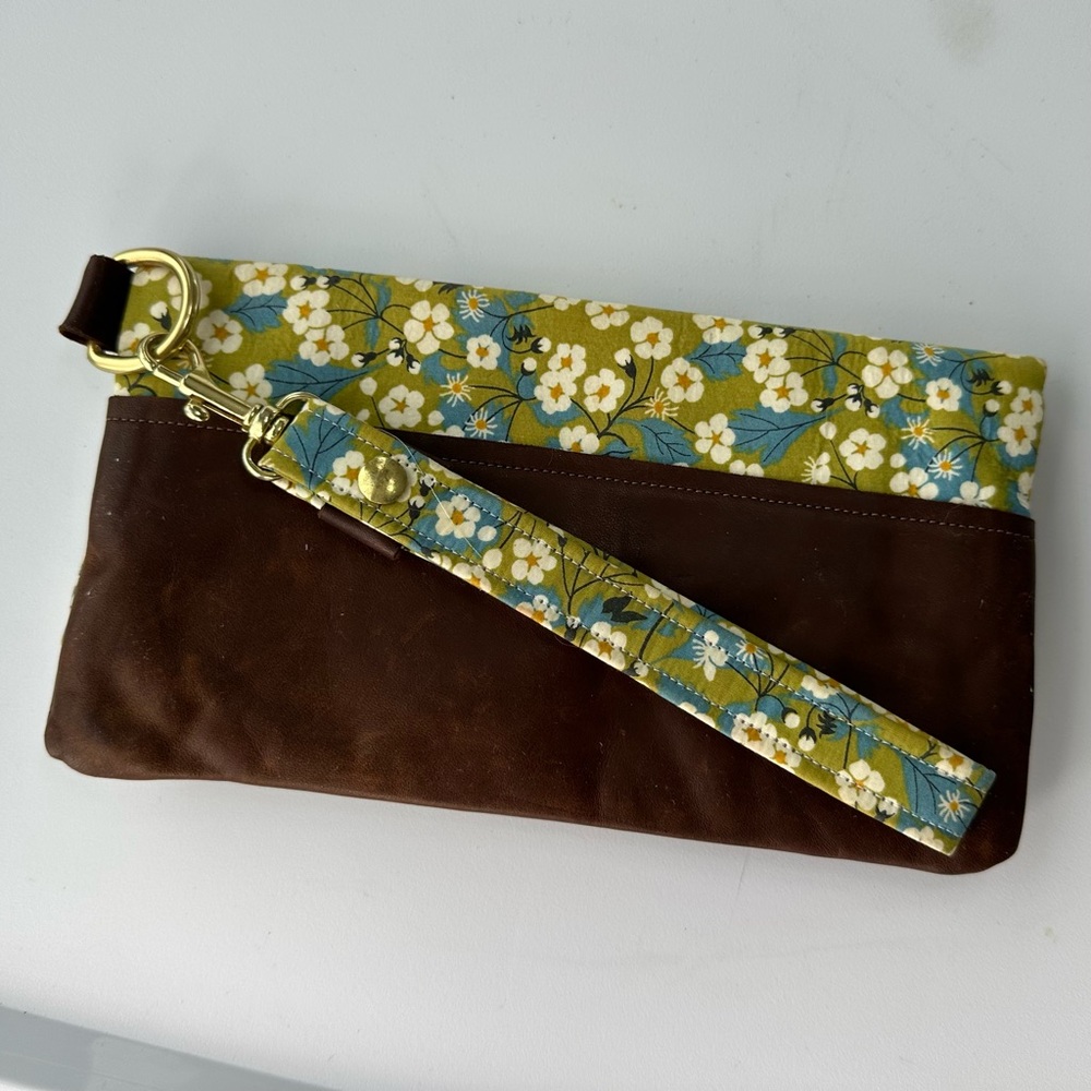 Handmade Durable WRISTLET Clutch 9” X 5” Soft LEATHER & CLOTH Dogwood Floral USA - Picture 7 of 10